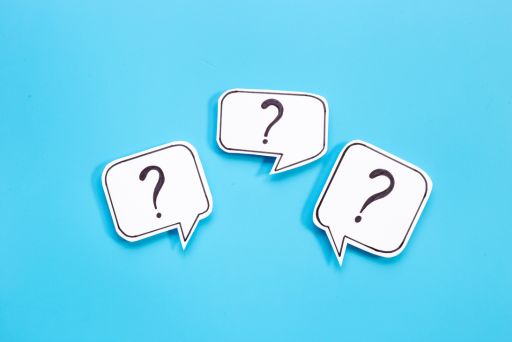 水色の背景に吹き出しの中に？マーク
