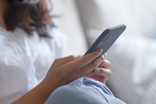 スマホを触る女性の手元