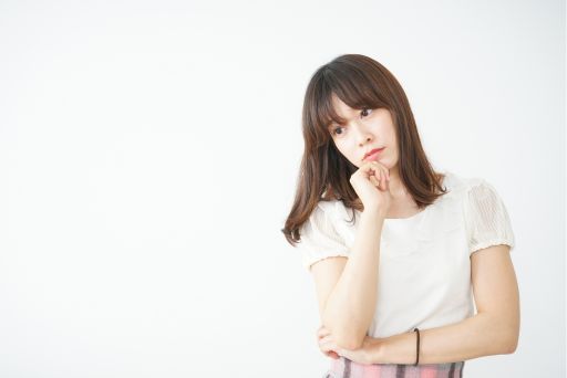 頭を抱える女性
