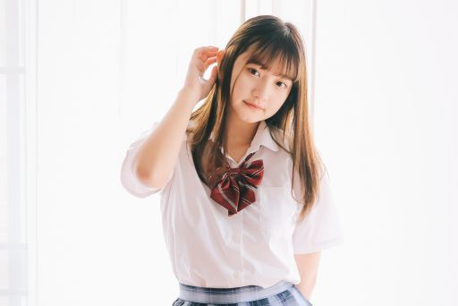 制服を着た若い女性