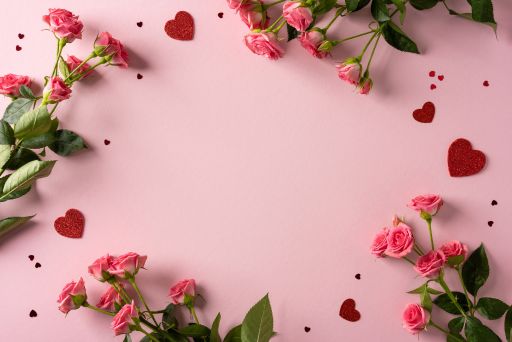 バラなどの花やハートが散りばめられている