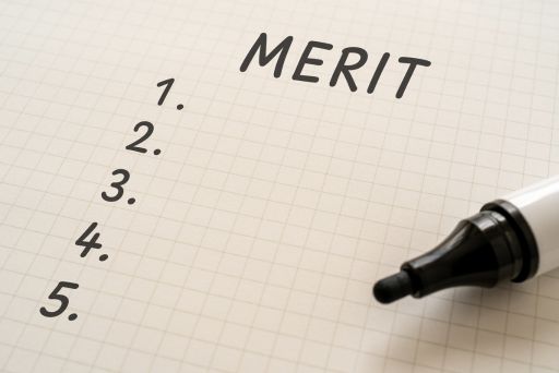 ペンで紙にMERIT、12345と書かれている