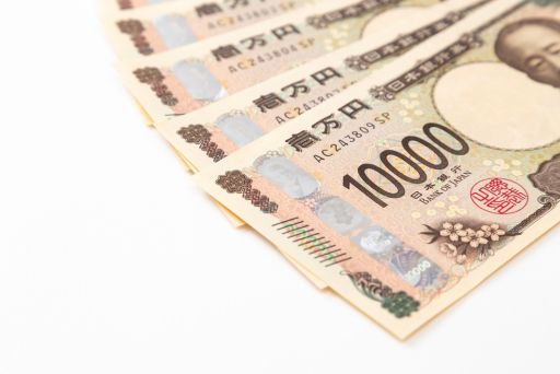 扇状に置かれた一万円札