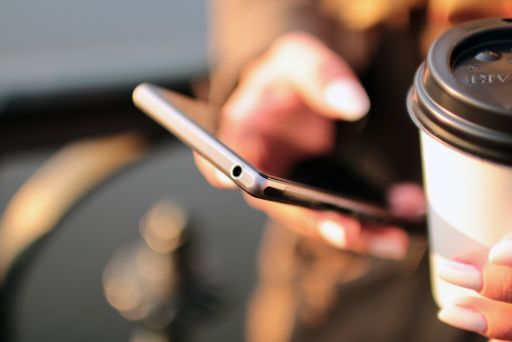 スマホを持っている人の手元