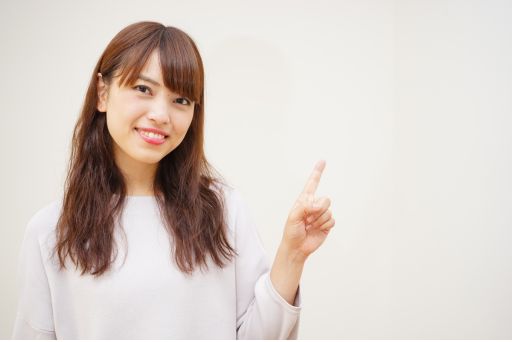 人差し指を立てる女性