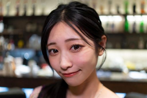 黒髪の若い女性