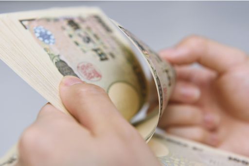 一万円札を数えている