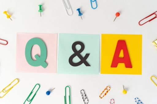 Q&Aと書かれたカラフルな紙