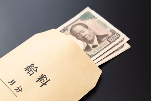 給料と書かれた茶封筒と数枚の一万円札