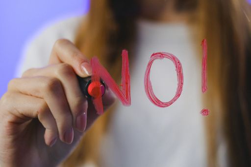 NO!と赤ペンで描く女性