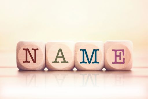木のダイスにNAMEの文字