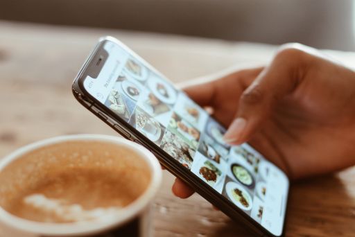 スマホを触る人の手元