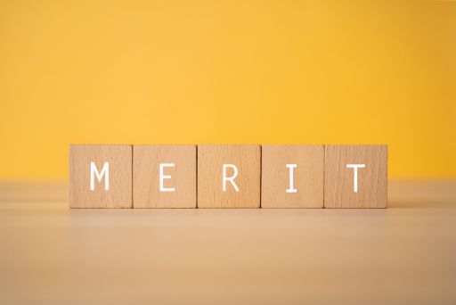 木のダイスにmeritの文字