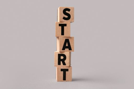 木の積み上げられたダイスにstartの文字