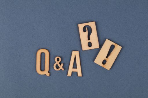 木のパーツでQ&A?!の文字