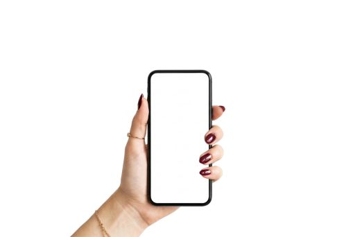 画面が真っ白のスマホを持つ女性の手
