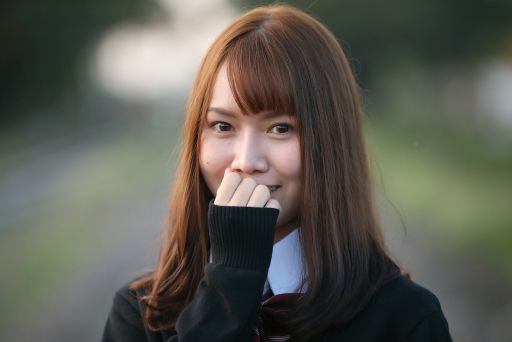 口元を隠す女性
