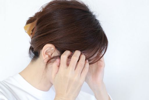 頭を抱えた女性