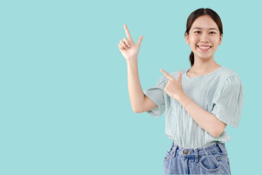 人差し指を立てる女性