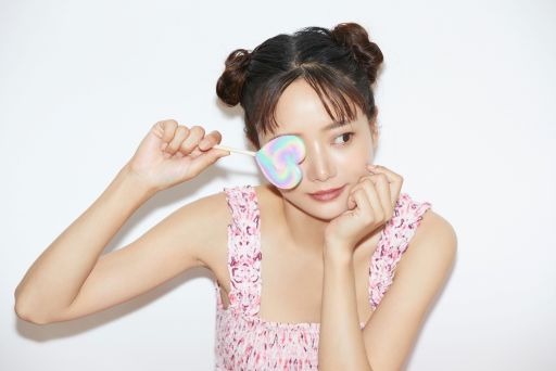 ハートの飴で目を隠す女性