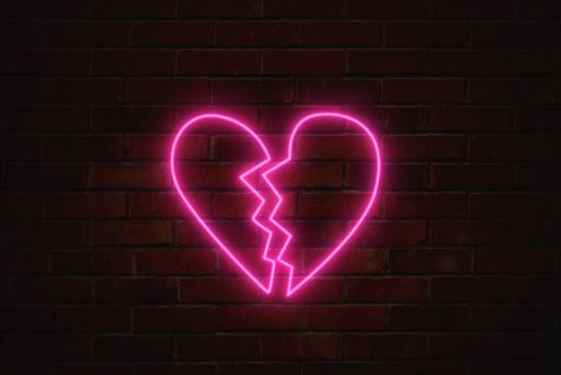 割れたネオンのハート