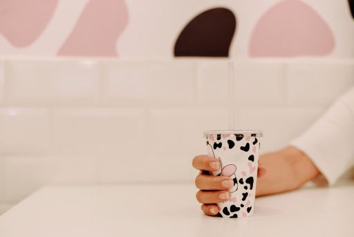 ピンクの牛の柄が書かれたカフェ