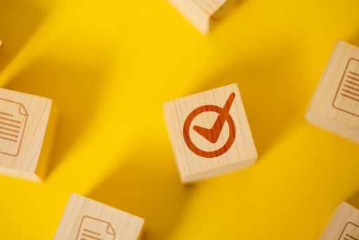 ブロックに書かれたチェックマーク