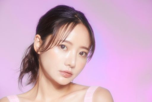 こちらを見る女性