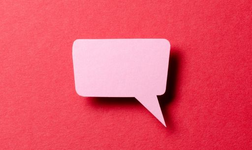 赤い背景の前にあるピンクの吹き出し