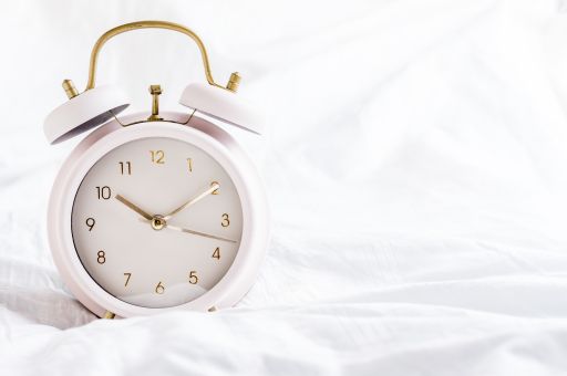 シーツの上に置かれた時計