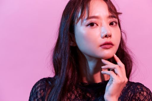 こちらを見る黒いドレスの女性