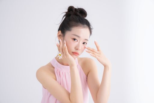 顔に手を当てる女性