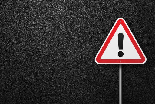 黒い背景に置かれた注意マーク