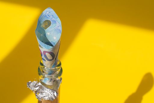 シャンパンボトルに入っているお札