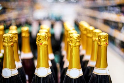 並べられたシャンパンボトル