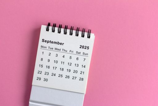 ピンクの背景の前にあるカレンダー
