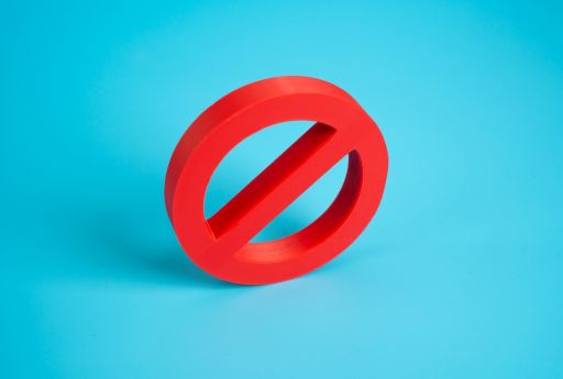 水色の背景の前にある禁止マーク