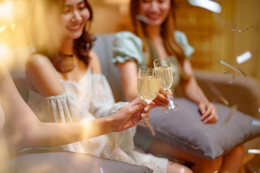 お酒で乾杯する女性3人