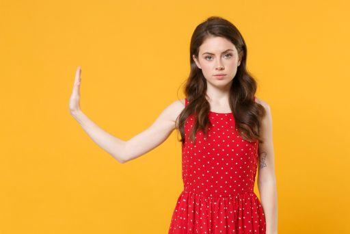 横を抑える女性