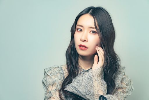 頬に手をあてている女性