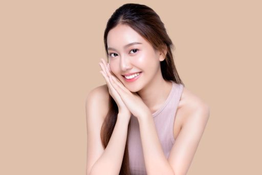 両手を頬に充ててコチラを見る女性