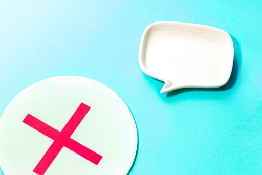 バツ印と吹き出し