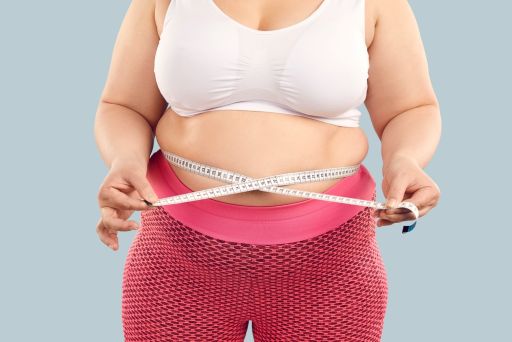 ウエストを計るぽっちゃりの女性