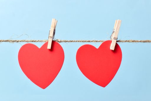 紐につるされたハートの札2枚