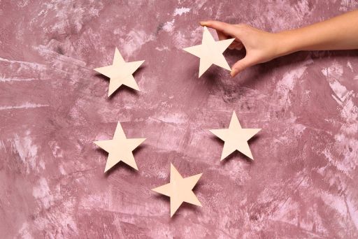 5つの星のうち1つを持つ女性の手