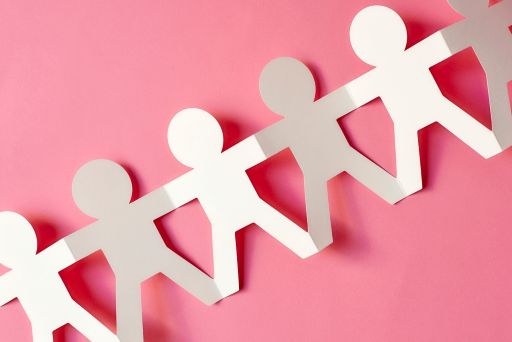 6つの人の形の紙