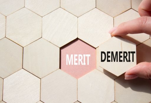 MeritとかかれたDemeritと書かれたブロック