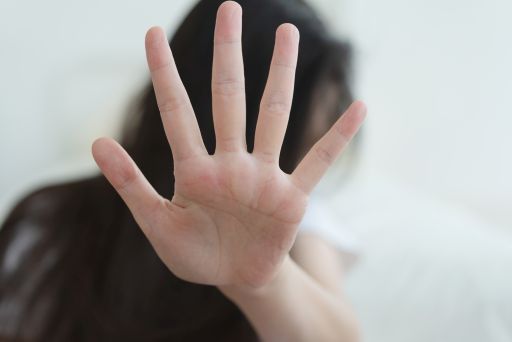 手をこちらに向ける女性