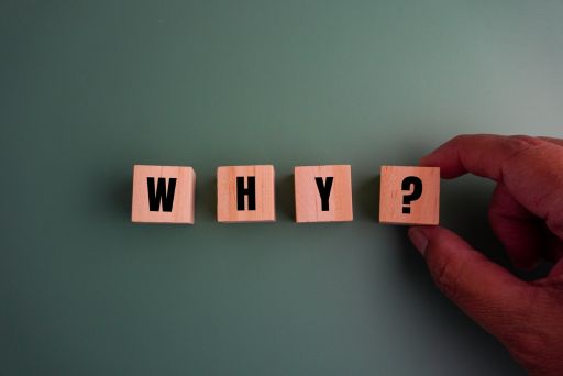 WHY?と書かれたブロック