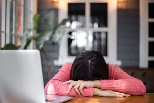 PCの前で落ち込む女性
